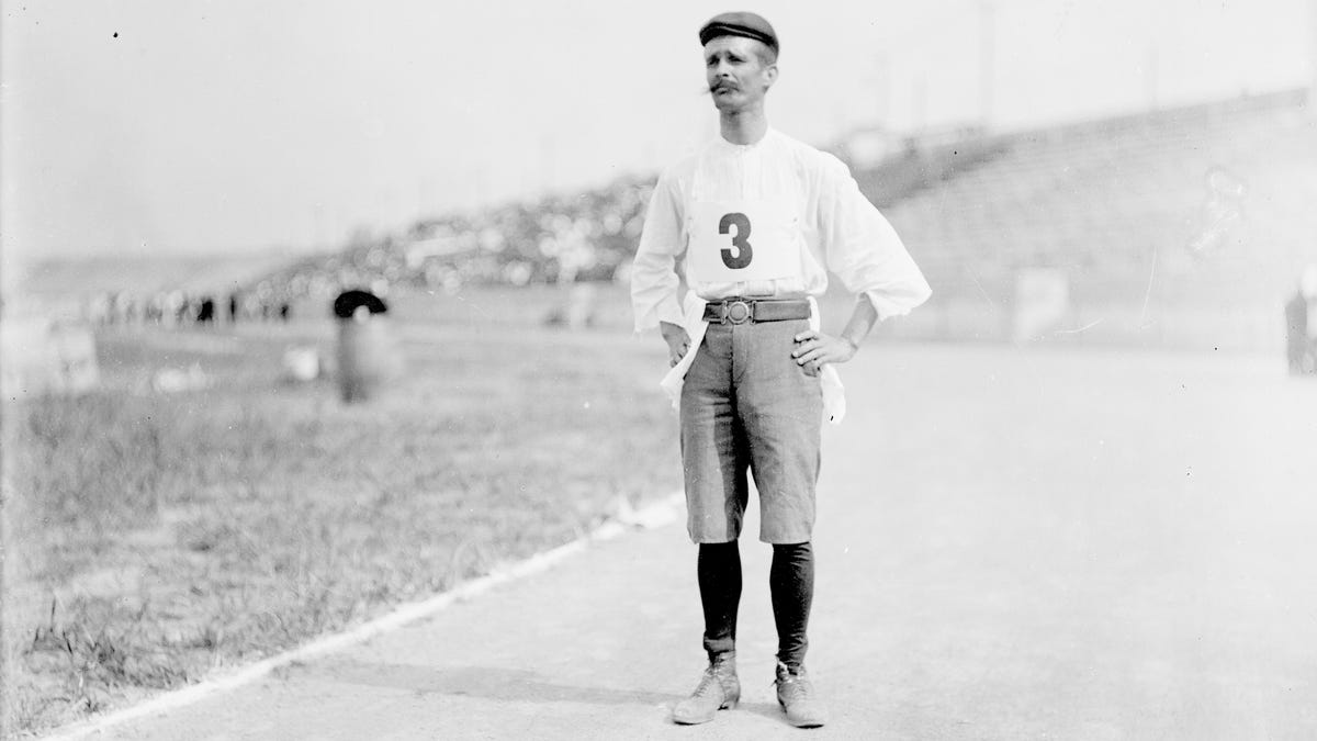 Andarín Carvajal, inappropriately dressed for a marathon